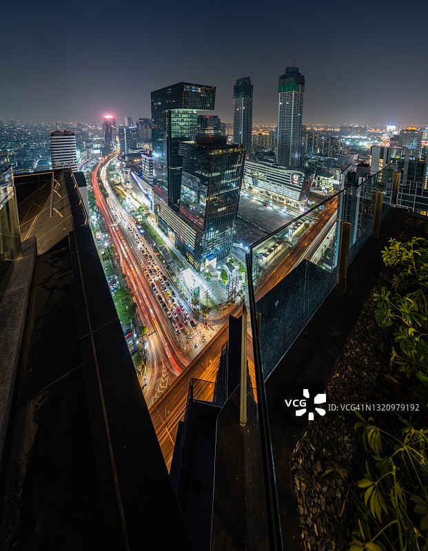 泰国曼谷市中心天际线，金融区和商业区，日落时分的摩天大楼图片素材