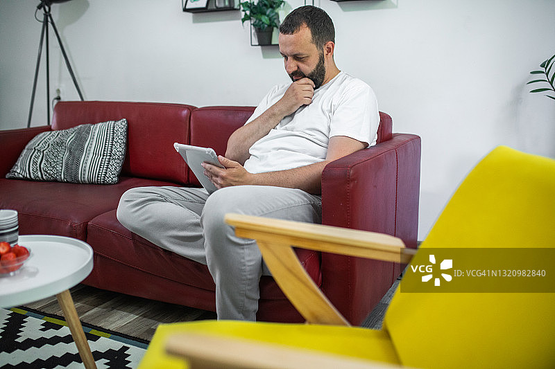 在家使用平板电脑的男人图片素材