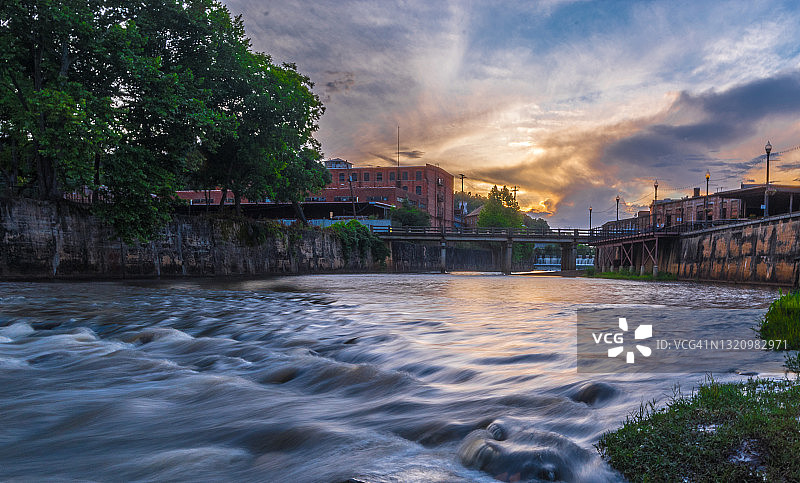 河面日落图片素材