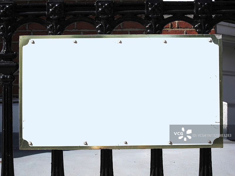 金属围栏上的空白白色标牌图片素材