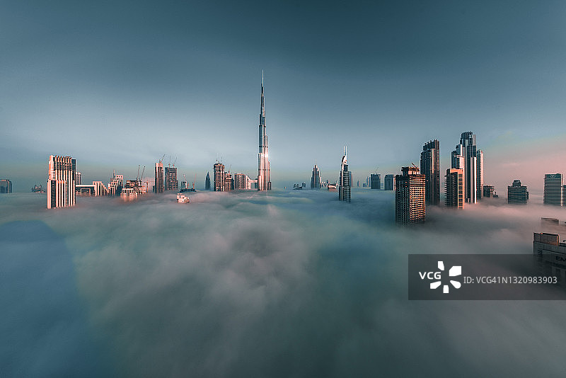 迪拜市中心清晨雾景图片素材