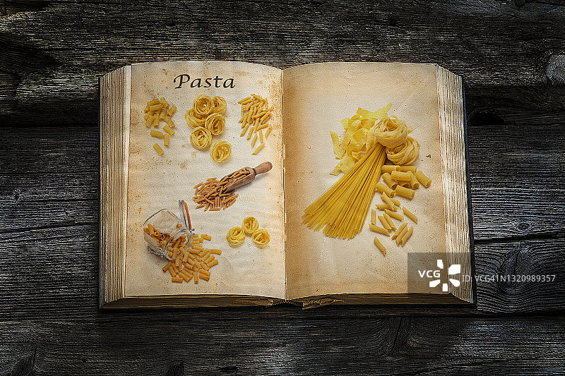乡村餐桌上的复古意面食谱图片素材
