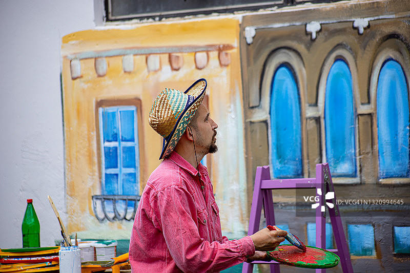 艺术家绘制墙体壁画图片素材