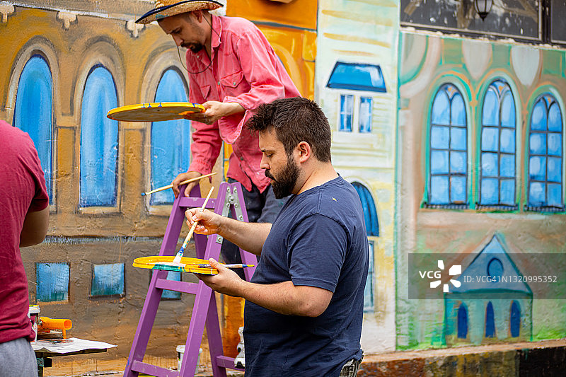 艺术家们绘制墙壁壁画图片素材