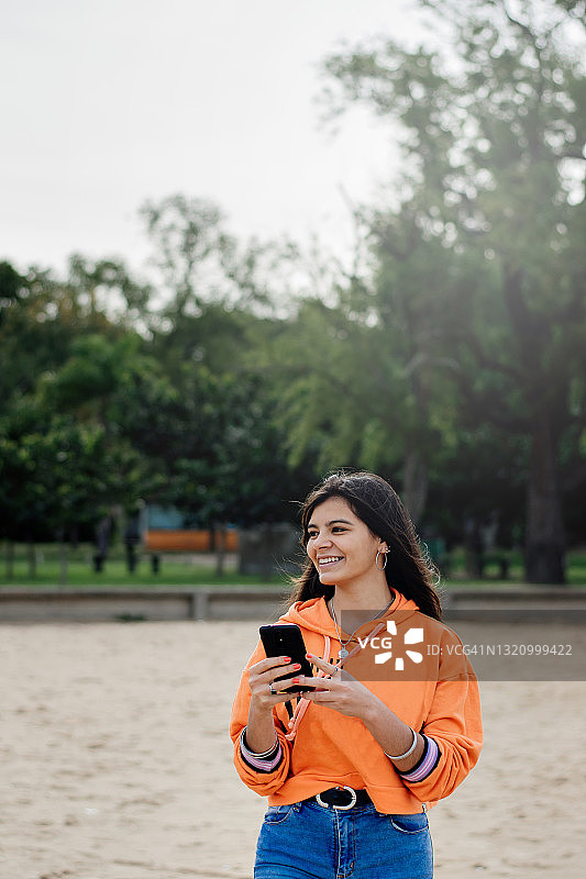 使用手机的女士生活方式竖版肖像图片素材