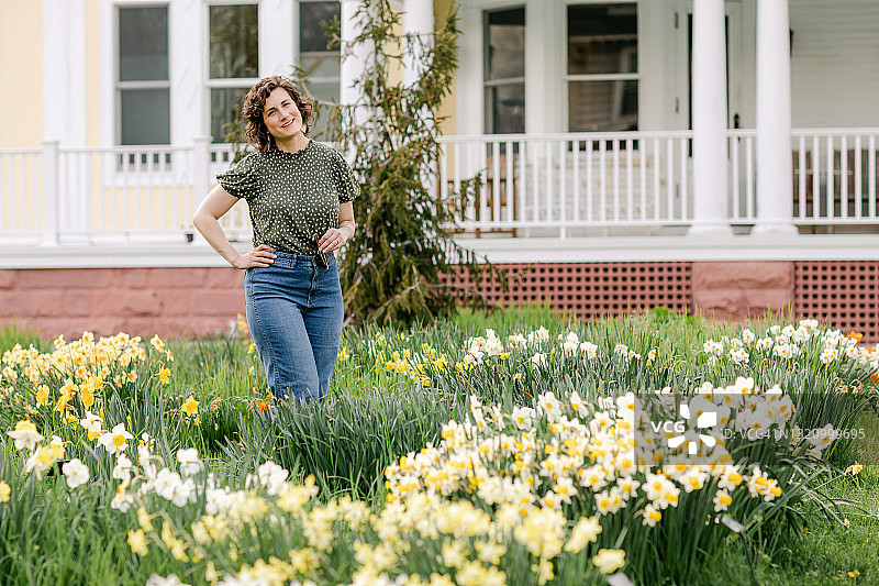 女人在后院的水仙花园里看着镜头图片素材