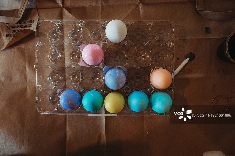 棕色纸上染色的复活节彩蛋俯视图图片素材