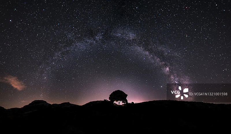 新石器时代石拱门与银河星空图片素材