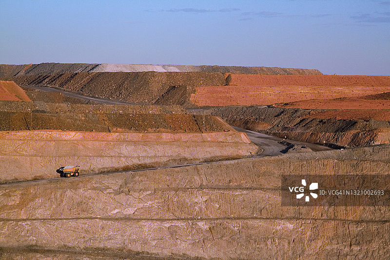 矿用卡车驶出西澳大利亚超级矿坑金矿图片素材