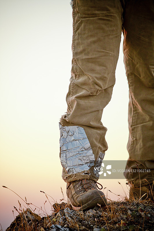 胶带修补旧裤子特写图片素材