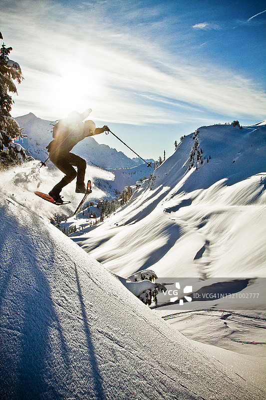 男子在艺术家点附近穿着雪鞋从陡峭的堤岸跳下图片素材