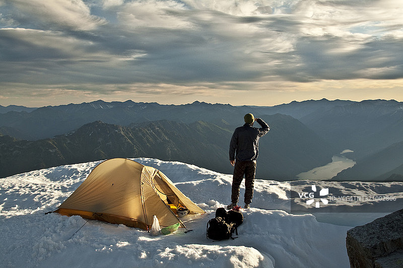 加拿大不列颠哥伦比亚省惠斯勒山顶帐篷旁的徒步者图片素材