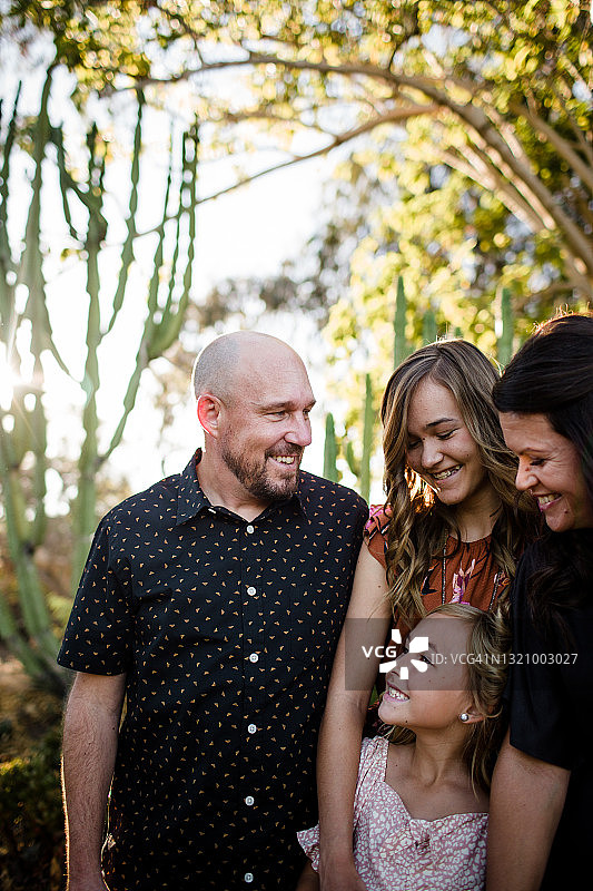 在圣地亚哥沙漠花园中站立的四口之家图片素材