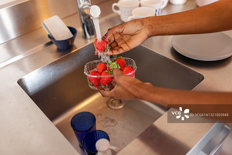 清洗草莓图片素材