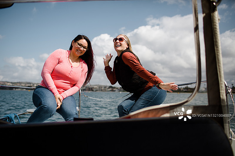 在圣地亚哥海湾的船上摆姿势的嫂子图片素材