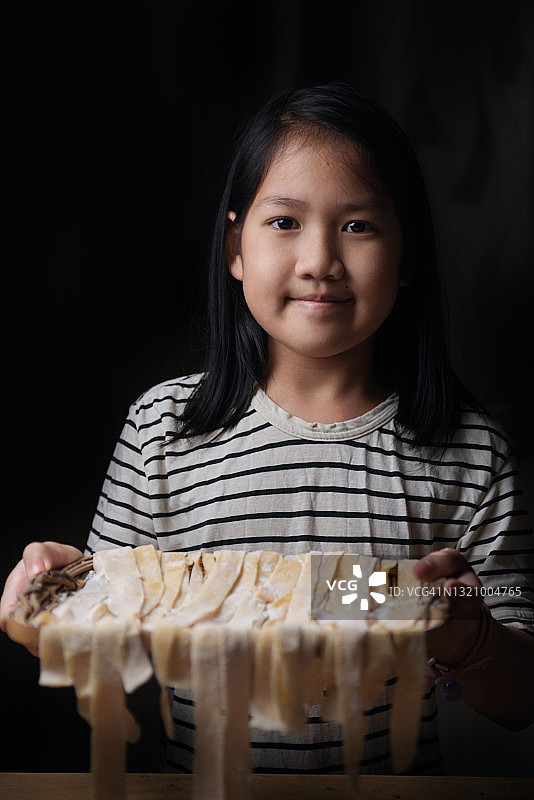 女孩拿着一篮子自制意大利面的肖像图片素材