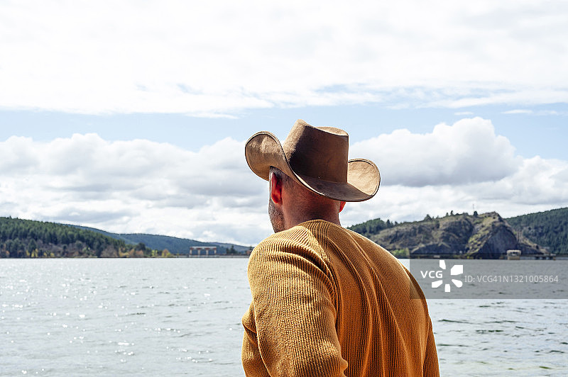 年轻男人在田野里烧烤，西班牙马德里图片素材