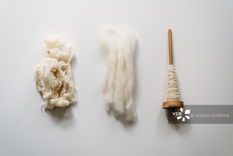 三个阶段：未梳理的羊毛、梳理过的羊毛和纱线图片素材