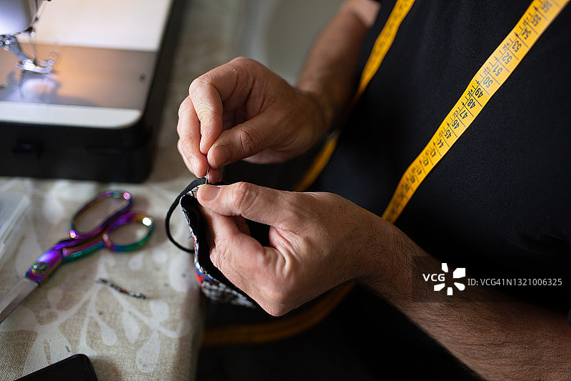 裁缝在缝纫机上工作的手图片素材