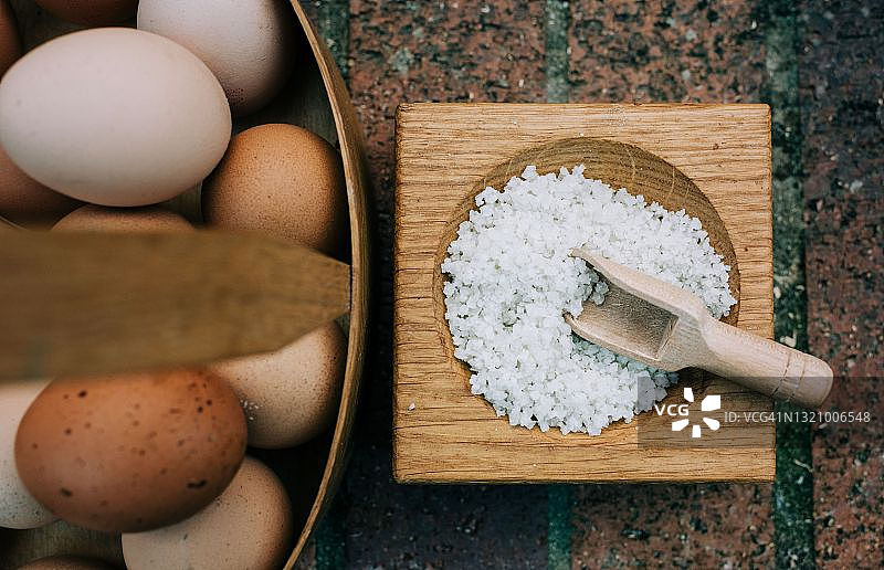 篮子里的盐和鲜鸡蛋图片素材