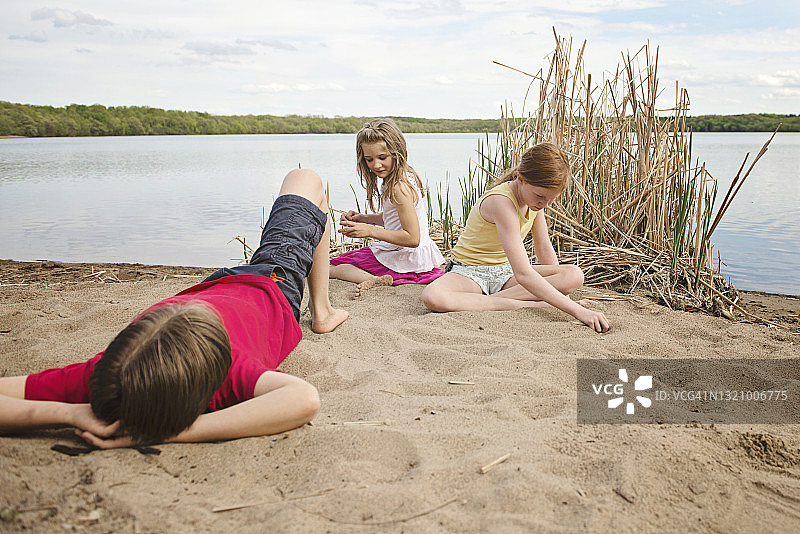 孩子们在湖边玩耍图片素材