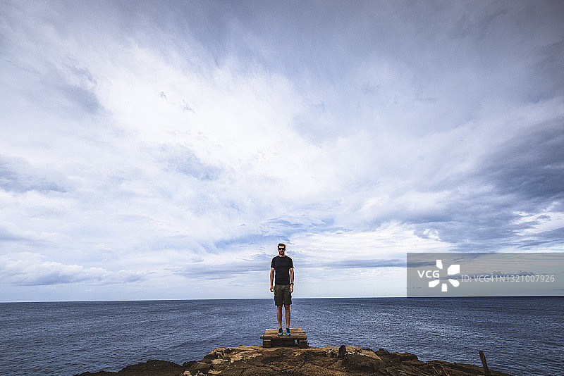 男子站在美国最南端夏威夷的跳板上图片素材