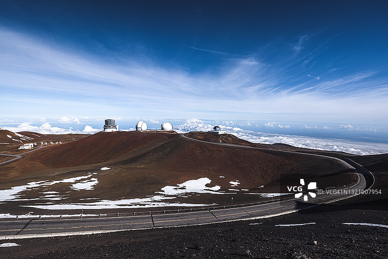 夏威夷莫纳克亚山顶贫瘠月景上的望远镜和道路图片素材