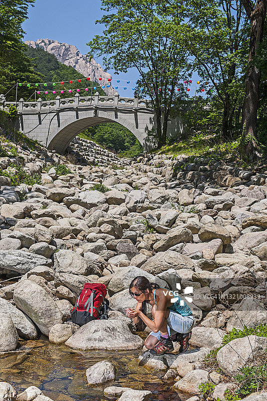女人在雪岳山国家公园徒步时喝水图片素材