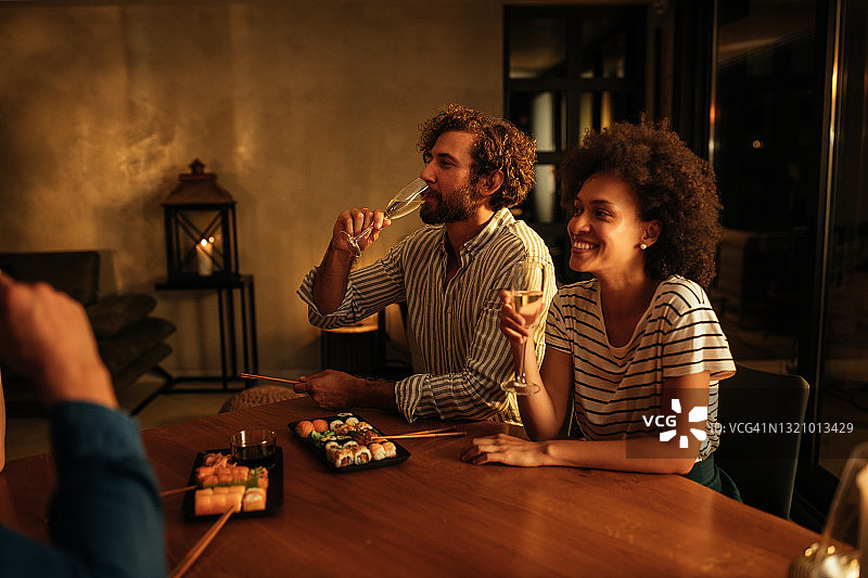 把酒言欢图片素材