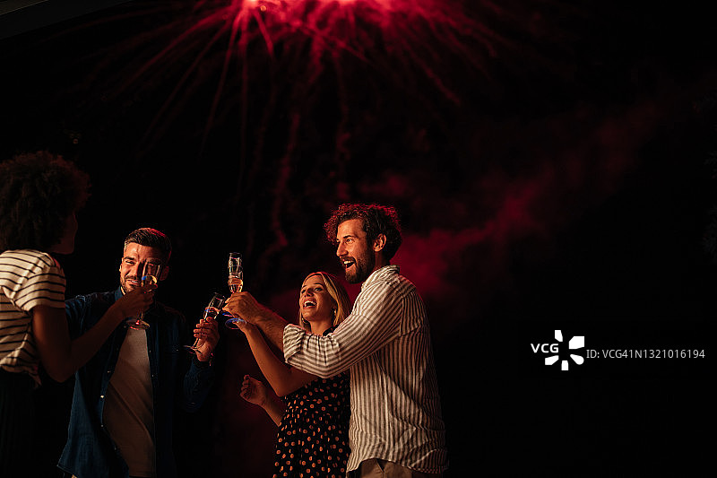 大家一起举杯庆祝图片素材