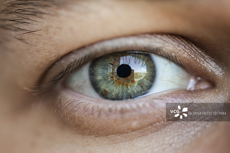 年轻男子的绿色眼睛特写图片素材