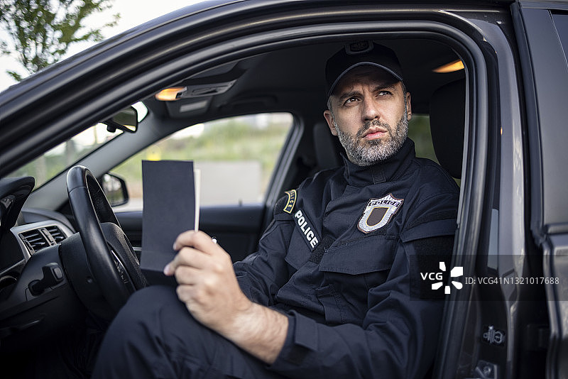 工作中年白人男警官图片素材