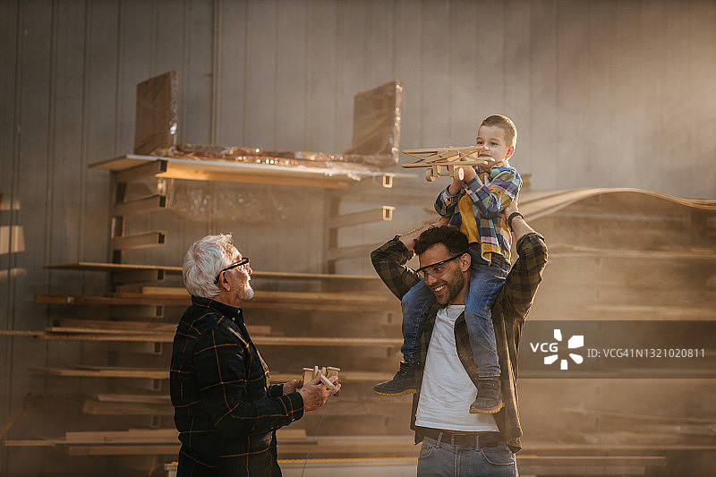 三代同堂家庭在木工车间玩耍图片素材