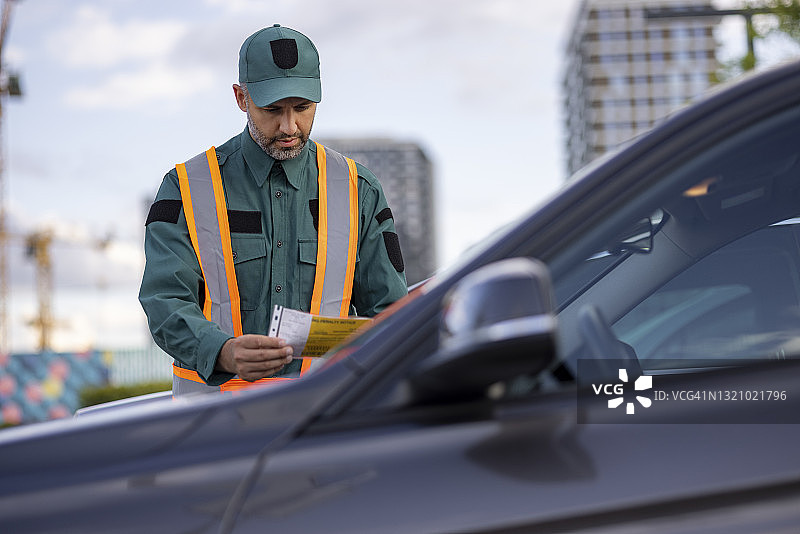 尽职尽责的白人男性公共停车管理员图片素材