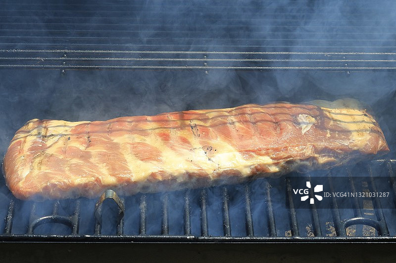烤架上的熏制排骨图片素材