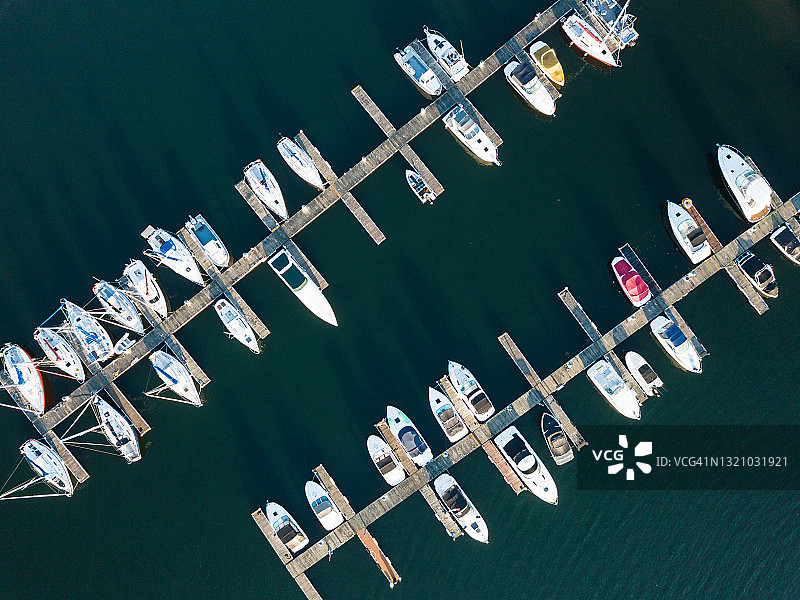 加拿大新不伦瑞克省巴瑟斯特码头停泊的船只高角度视图图片素材