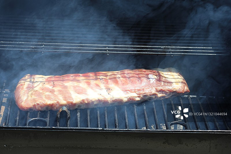 烤架上的烤肋排图片素材