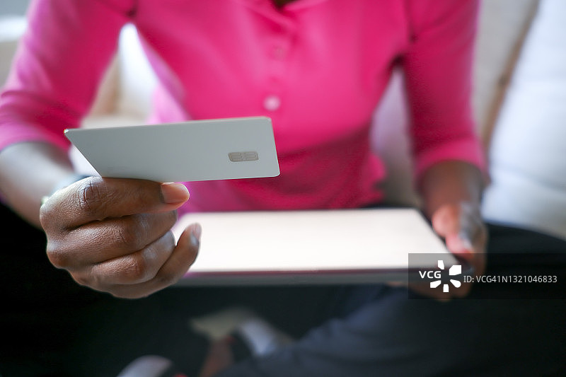 女人用平板电脑进行网上购物图片素材