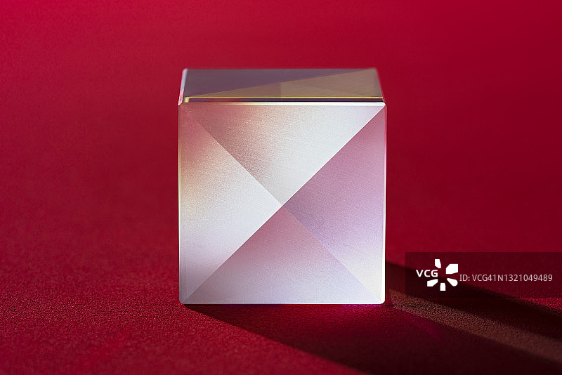 红色背景上的发光立方体棱镜图片素材