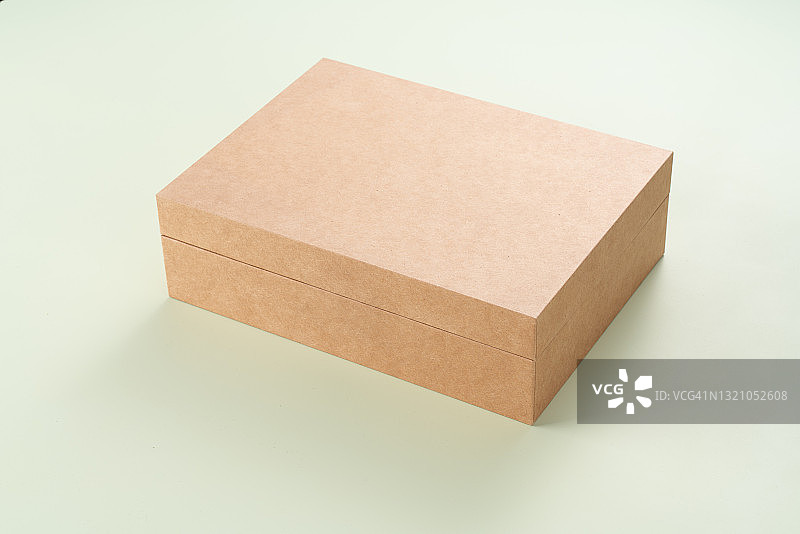 关闭的普通纸板礼品盒图片素材