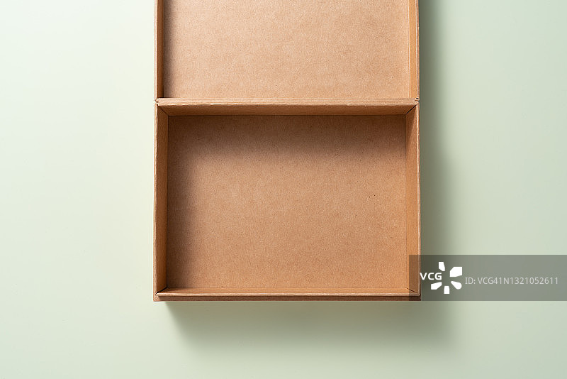 打开的普通纸板礼品盒图片素材