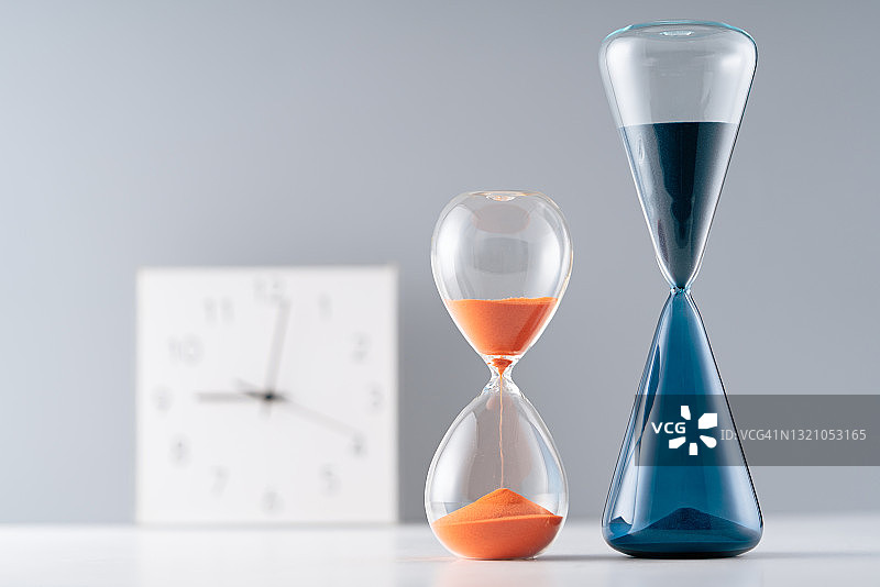 时钟和沙漏图片素材