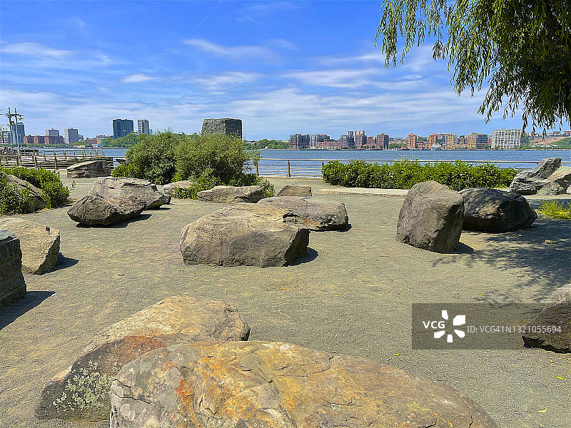 纽约市哈德逊河沿岸的巨石图片素材