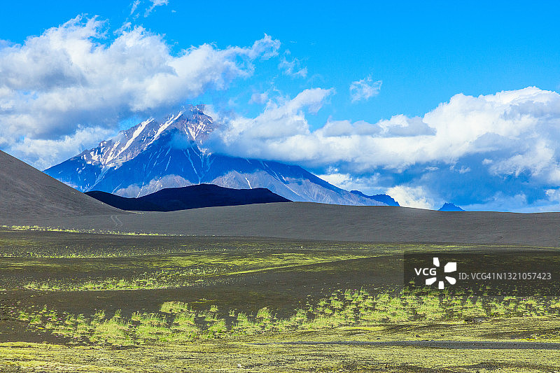 托尔巴奇克火山周围的火山景观图片素材