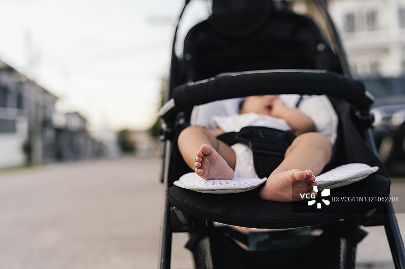 婴儿车上新生儿脚部特写及留白图片素材