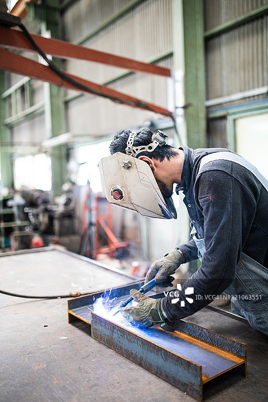 日本钢铁厂工人焊接图片素材