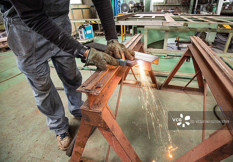 一名日本金属工人在工厂使用等离子切割机图片素材