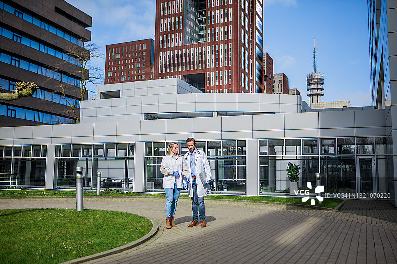 医疗园区内的两位医生图片素材