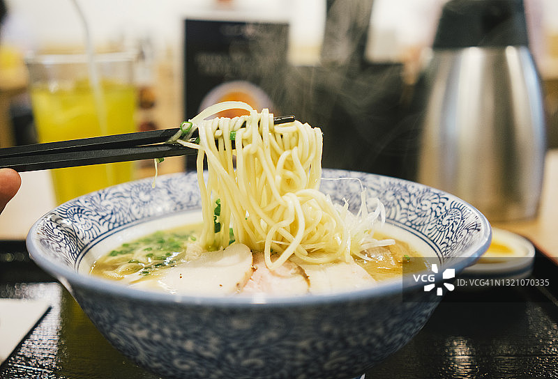 日式味噌拉面顶视图，配烟熏猪肉片和半熟蛋图片素材