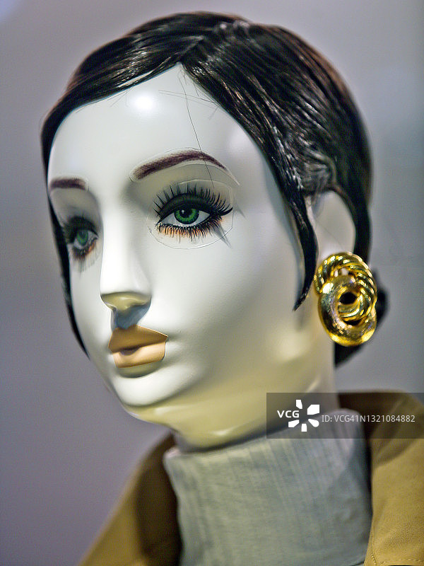 绿色眼睛的女性人偶头像图片素材